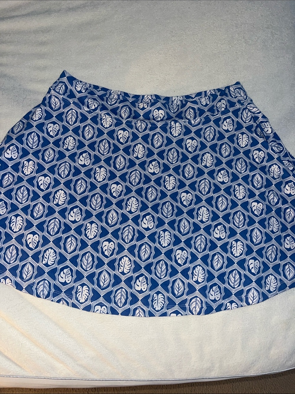 J. McLaughlin Blue and White Leaf-Print Skirt